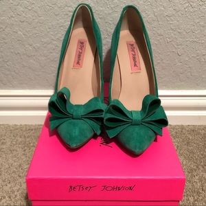 Betray Johnson green pumps 7.5